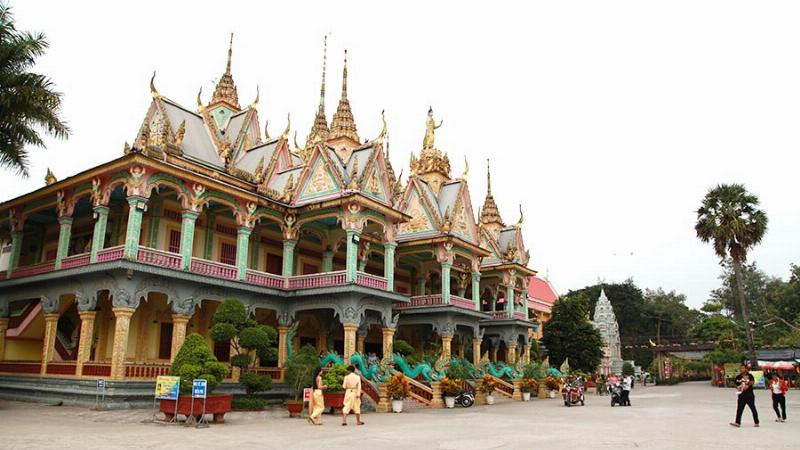 Chi tiết hoa văn điêu khắc trang trí tinh xảo trên tường hoặc cột chùa Khmer ở Sóc Trăng